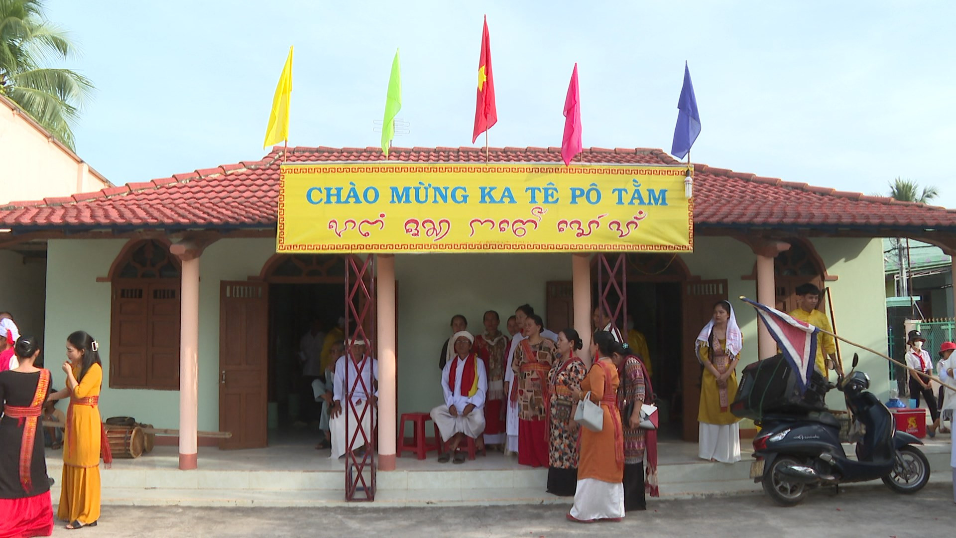 Lễ hội Katê tại đền Pô Dam của bà con Chăm thôn Lâm Hòa, xã Hàm Thuận