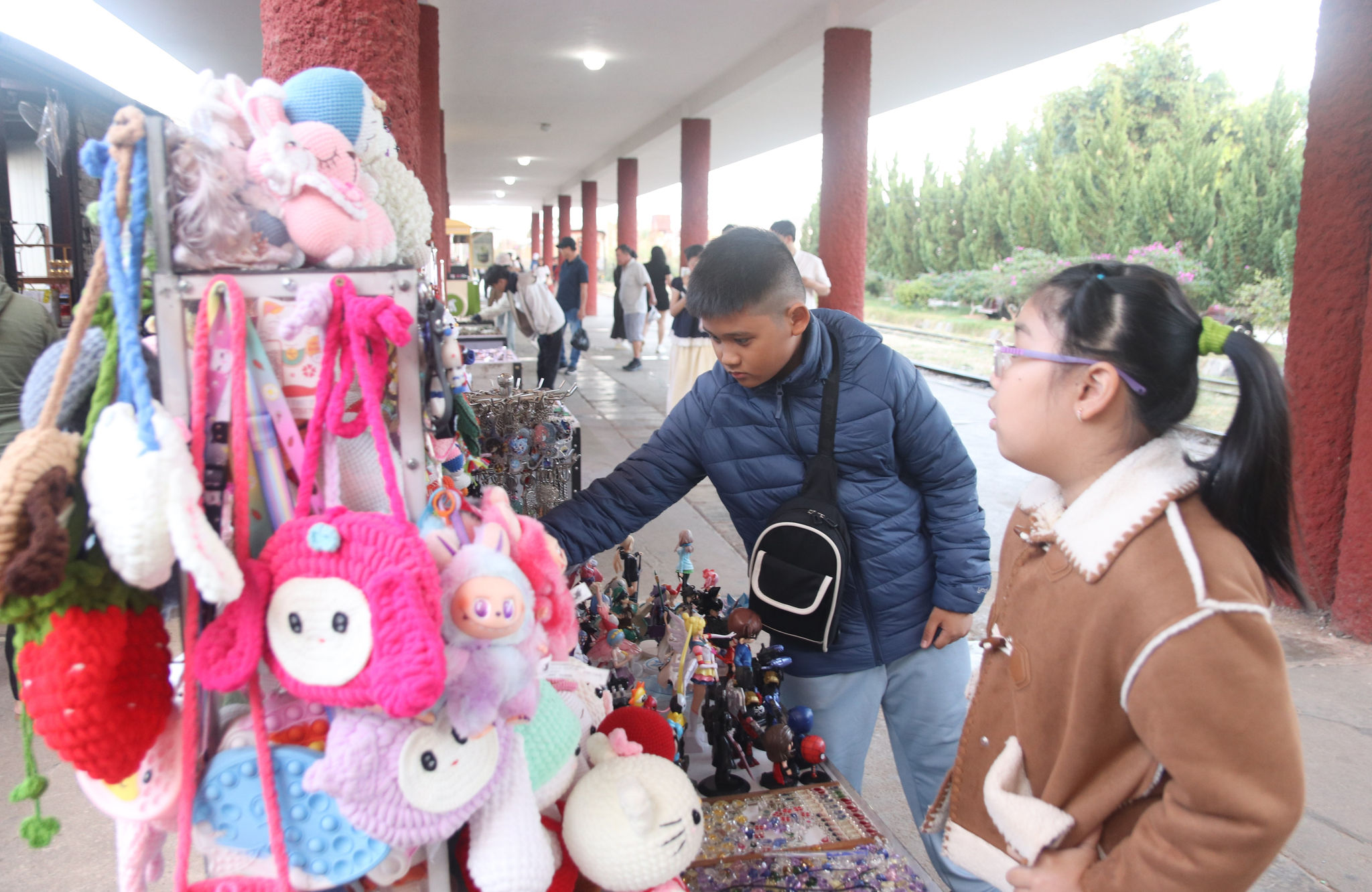 Những món quà lưu niệm được đan, móc thủ công bán tại ga Đà Lạt mang dấu ấn đặc trưng điểm đến