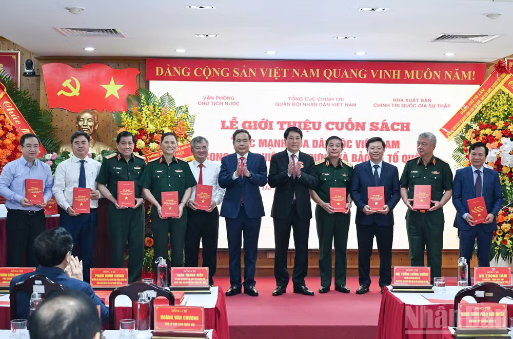 Trao tặng sách cho đại diện các ban, bộ, ngành Trung ương và các cơ quan. (Ảnh: DUY LINH) ndo_br_1787802979756-1387124584540431809-1387124584540431809-b2e739c38daf97b9c661a1ecd08d7782.jpg