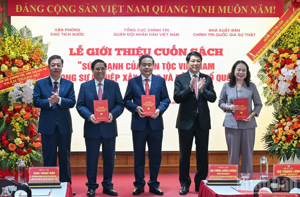 Đại tướng Lương Cường, nguyên Chủ tịch nước và PGS,TS Vũ Trọng Lâm, Giám đốc - Tổng Biên tập Nhà xuất bản Chính trị quốc gia Sự thật trao tặng sách cho Chủ tịch Quốc hội Trần Thanh Mẫn, nguyên Thủ tướng Phạm Minh Chính và Phó Chủ tịch nước Võ Thị Ánh Xuân. (Ảnh: DUY LINH) ndo_br_1787802979932-1387124584540431809-1387124584540431809-abd651083b49e466a45f40f2c1ec3e06.jpg