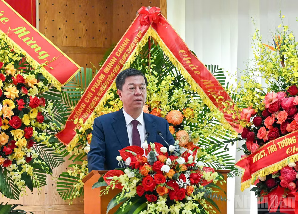 PGS,TS Vũ Trọng Lâm, Giám đốc - Tổng Biên tập Nhà xuất bản Chính trị quốc gia Sự thật phát biểu tại buổi lễ. (Ảnh: DUY LINH) ndo_br_1787802980394-1387124584540431809-1387124584540431809-3092569bc480c440164bd91264250eb0.jpg