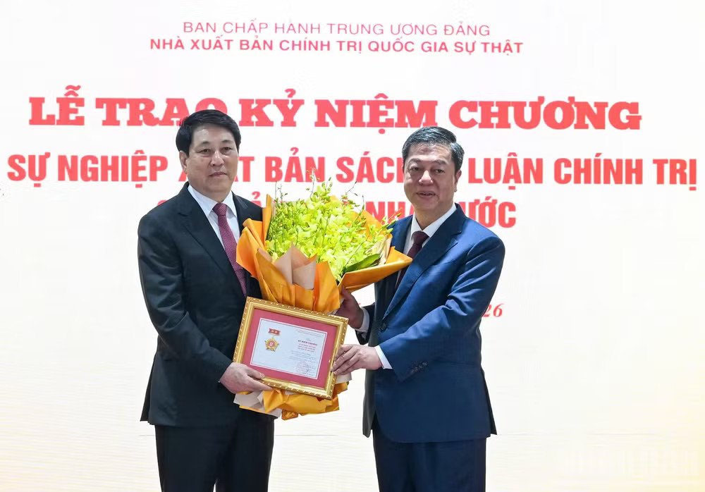 Nguyên Chủ tịch nước Lương Cường nhận Kỷ niệm chương ndo_br_1787802980485-1387124584540431809-1387124584540431809-bf0fedaba6b71c2b57660c6a5027c2bc.jpg