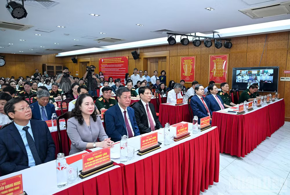 Các đồng chí lãnh đạo, nguyên lãnh đạo Đảng và Nhà nước cùng các đại biểu dự Lễ giới thiệu cuốn sách của nguyên Chủ tịch nước Lương Cường. (Ảnh: DUY LINH) ndo_br_1787802980577-1387124584540431809-1387124584540431809-ba7dd09e55ad8973bb7c111998c37c0c.jpg