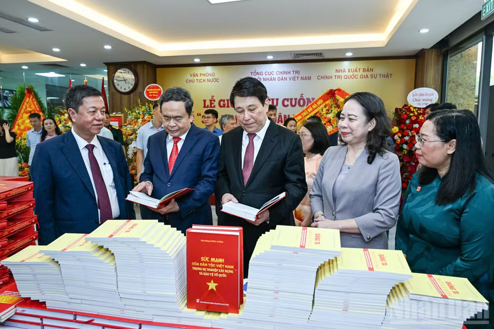 Chủ tịch Quốc hội Trần Thanh Mẫn dự Lễ giới thiệu cuốn sách ndo_br_1787802980666-1387124584540431809-1387124584540431809-875c66c933278ed750819afc33119319.jpg