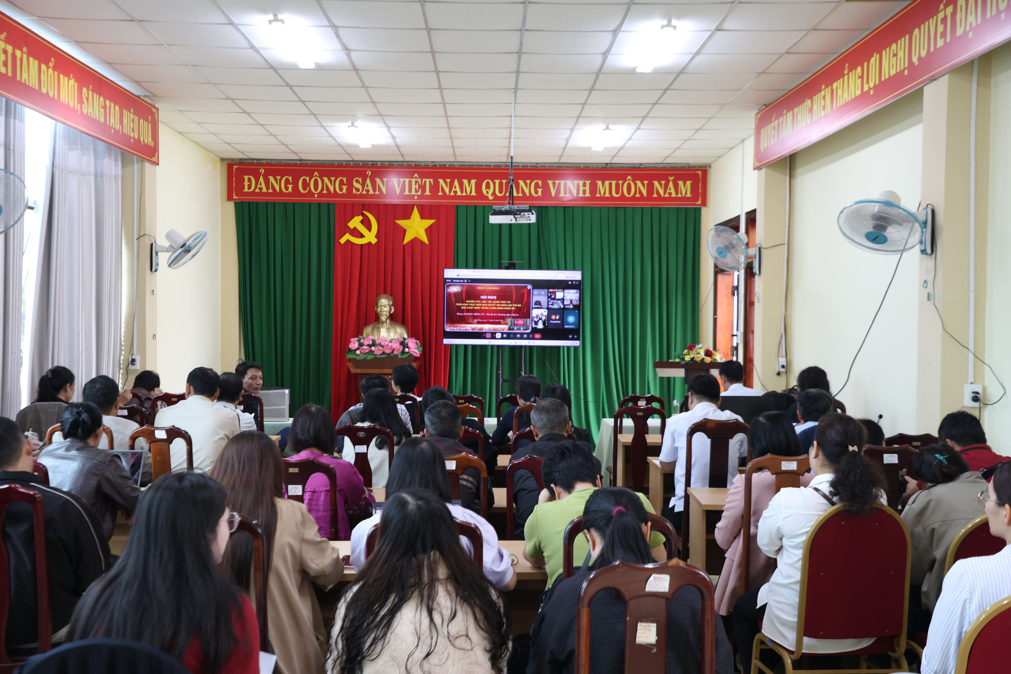 Hội nghị lắng nghe đồng chí Đặng Hồng Sỹ, Phó Bí thư Thường trực Tỉnh ủy Lâm Đồng quán triệt các nghị quyết