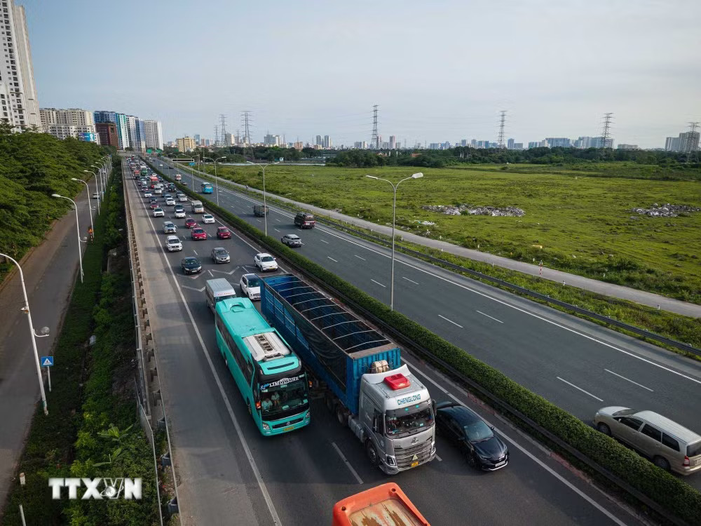 ttxvn-nguoi-dan-tap-nap-roi-ha-noi-trong-ngay-dau-ky-nghi-le-304-15-8734111-1.jpg