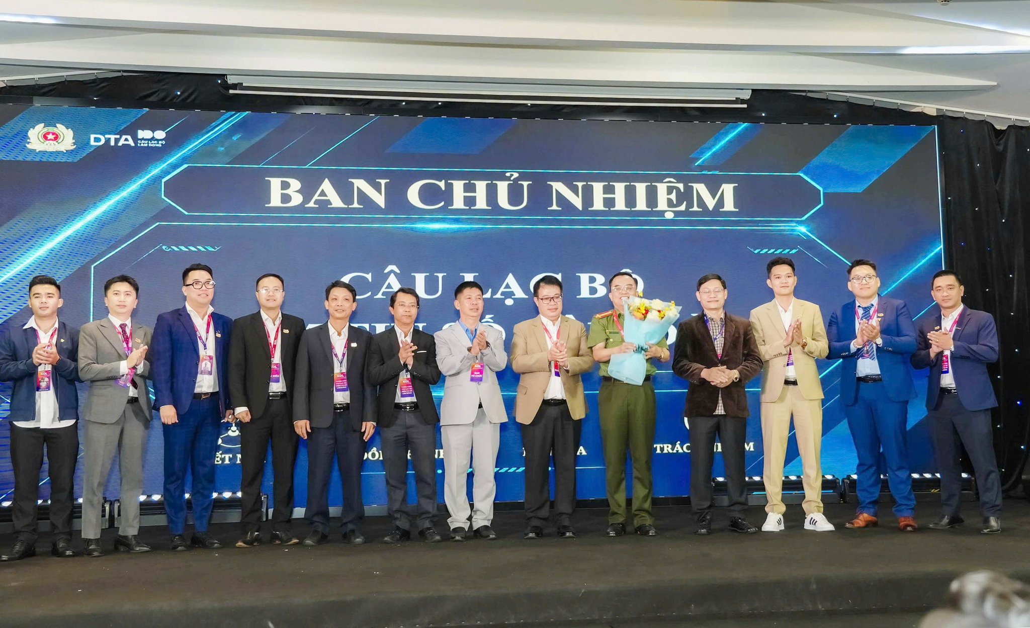 1. Lãnh đạo tỉnh Lâm Đồng chụp hình cùng Ban Chủ nhiệm Câu lạc bộ Niềm tin số. Ảnh Lê Tiến