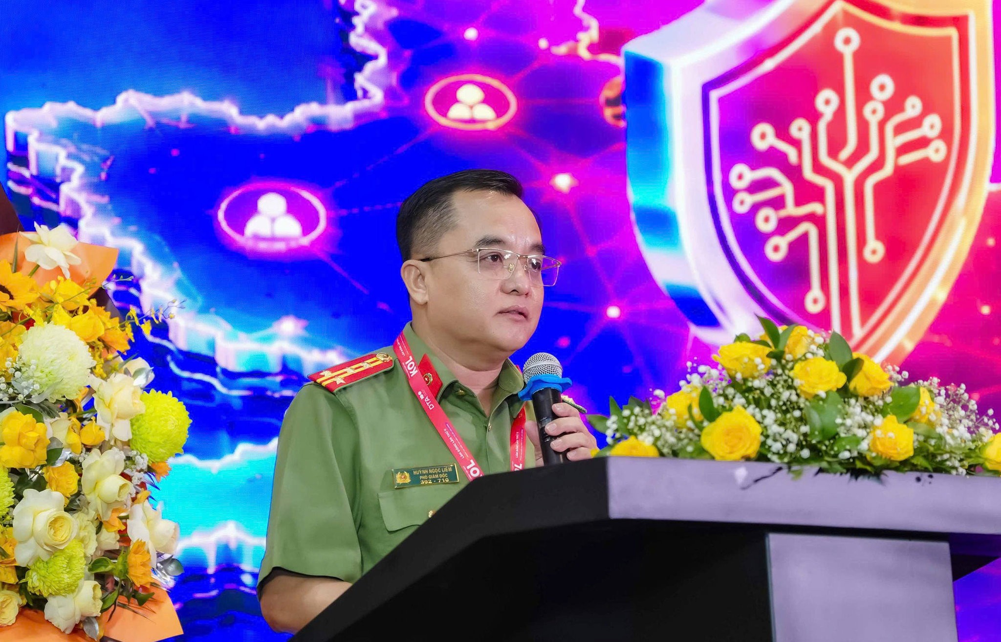 2. Đại tá Huỳnh Ngọc Liêm, Phó Giám đốc Công an tỉnh, Chủ nhiệm Câu lạc bộ Niềm tin số Lâm Đồng phát biểu tại chương trình. Ảnh Lê Tiến