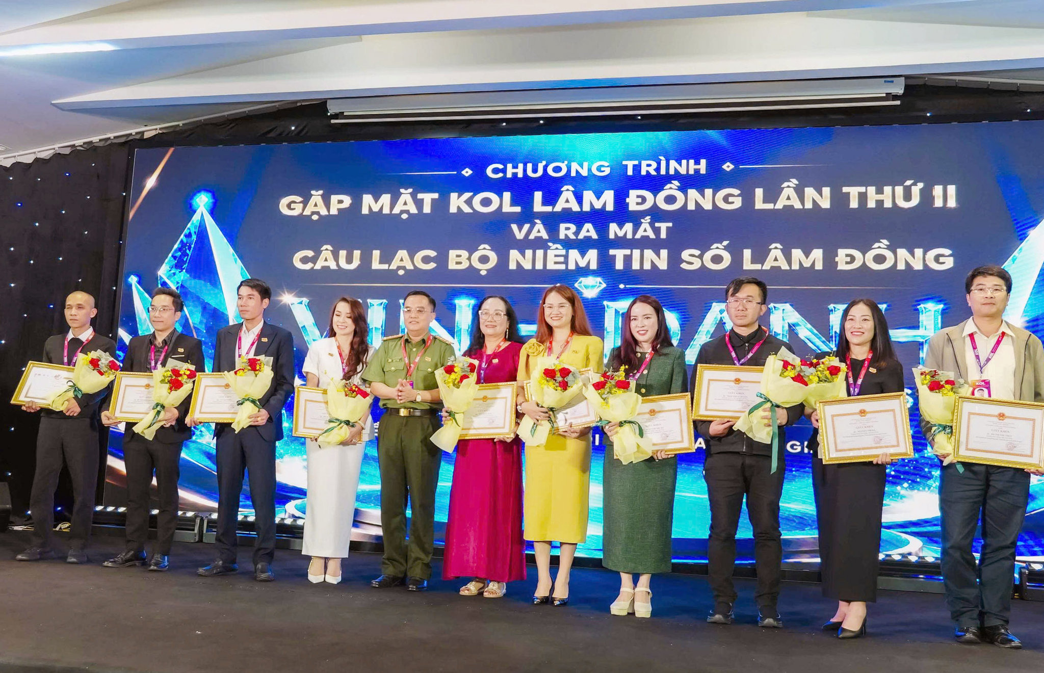 4. Đại tá Huỳnh Ngọc Liêm, Phó Giám đốc Công an tỉnh trao Giấy khen cho các KOL có đóng góp xuất sắc trong Phong trào Toàn dân bảo vệ an ninh Tổ quốc. Ảnh Lê Tiến