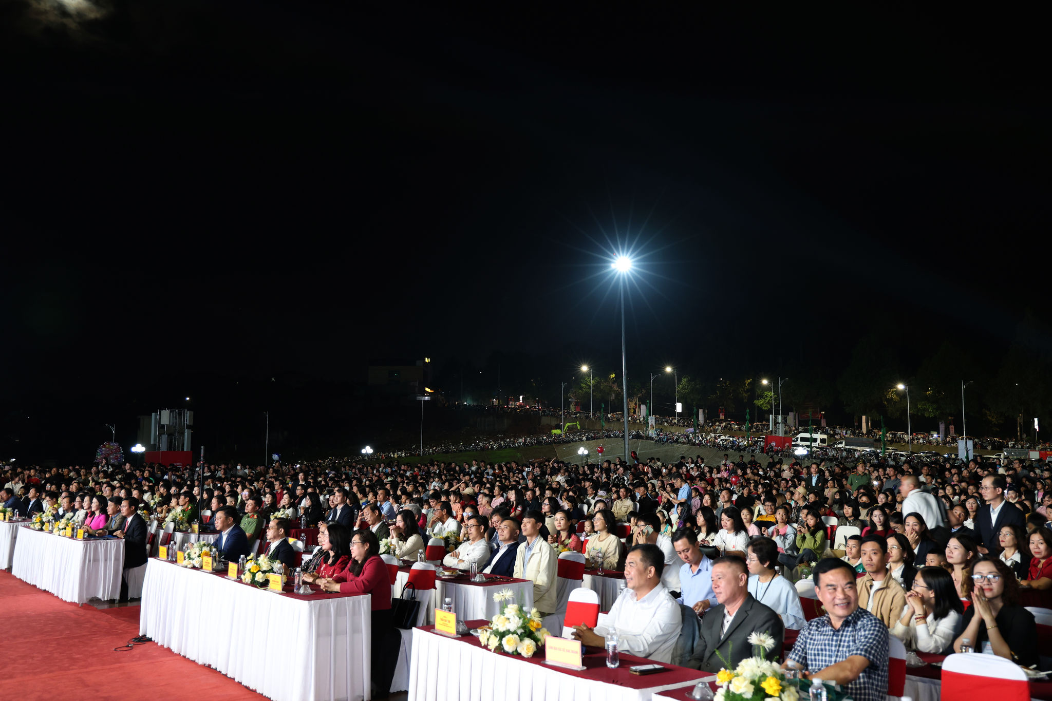 Đông đảo Nhân dân địa phương theo dõi chương trình