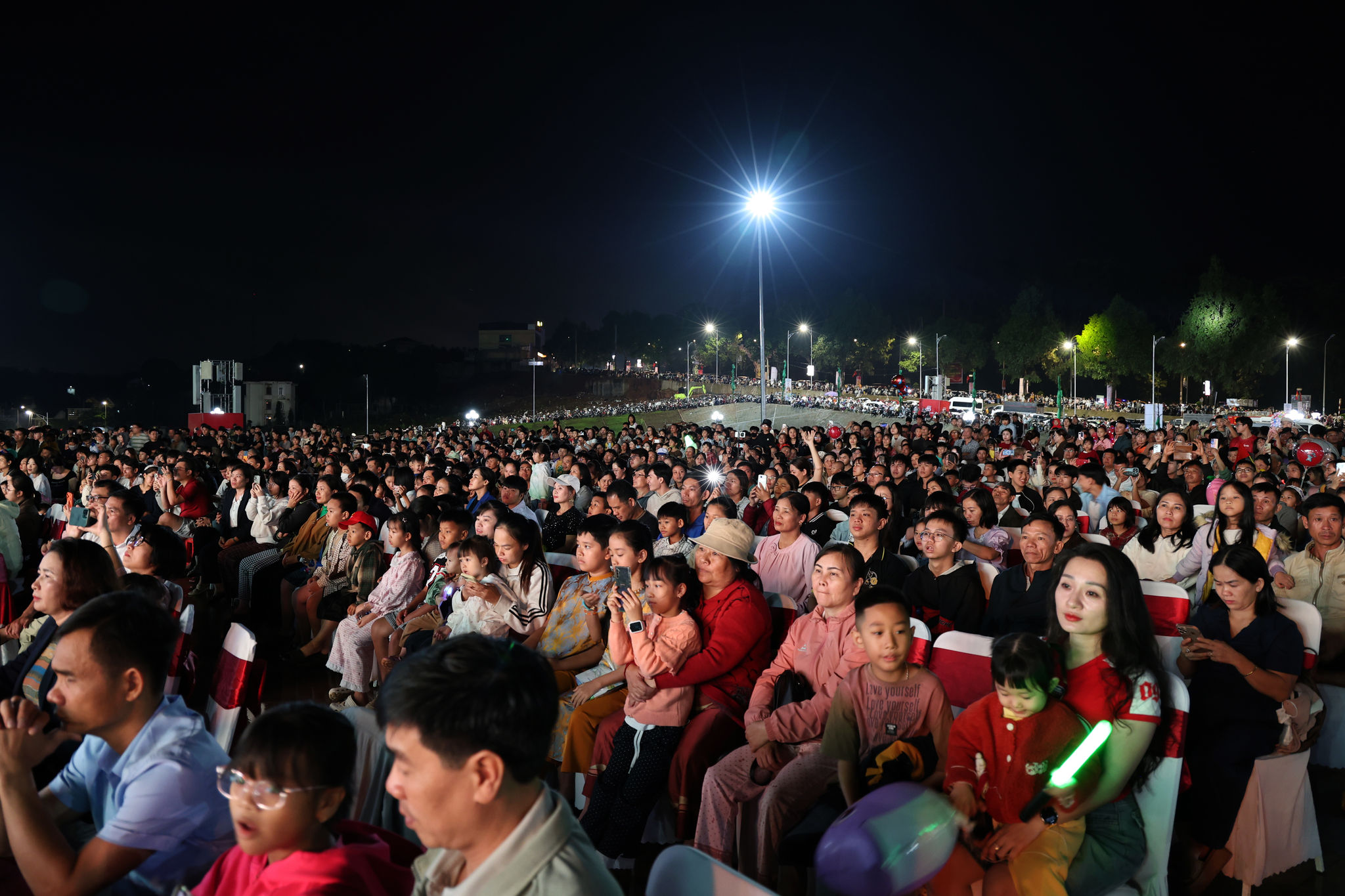 Đông đảo Nhân dân địa phương theo dõi chương trình
