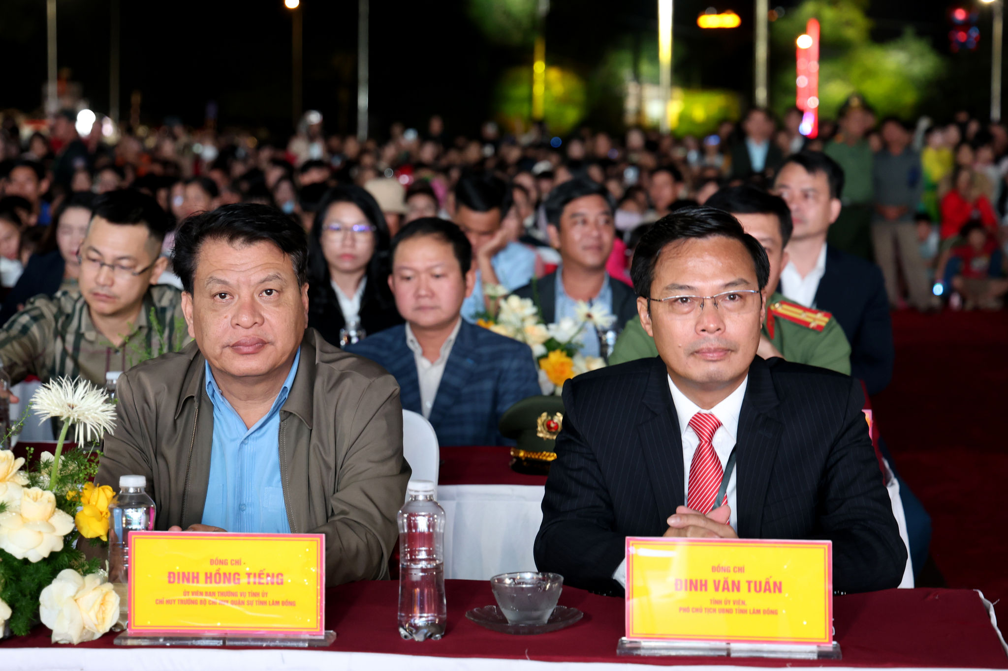 Đồng chí Đinh Văn Tuấn, Tỉnh ủy viên, Phó Chủ tịch UBND tỉnh; Thiếu tướng Đinh Hồng Tiếng, Ủy viên Ban Thường vụ Tỉnh ủy, Chỉ huy trưởng Bộ CHQS tỉnh Lâm Đồng tham dự chương trình bế mạc