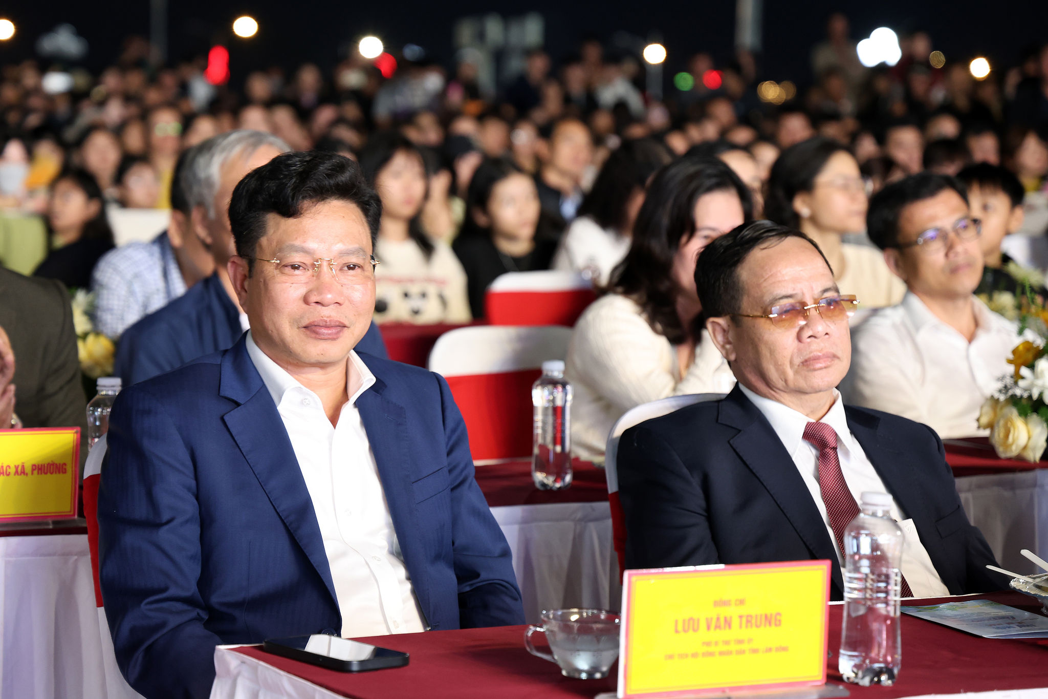 Đồng chí Lưu Văn Trung - Phó Bí thư Tỉnh ủy, Chủ tịch Hội đồng nhân dân tỉnh Lâm Đồng; đồng chí Điểu K’ré , nguyên Ủy viên Ban Chấp hành Trung ương Đảng, nguyên Phó Bí thư Thường trực Tỉnh ủy Đắk Nông tham dự lễ bế mạc