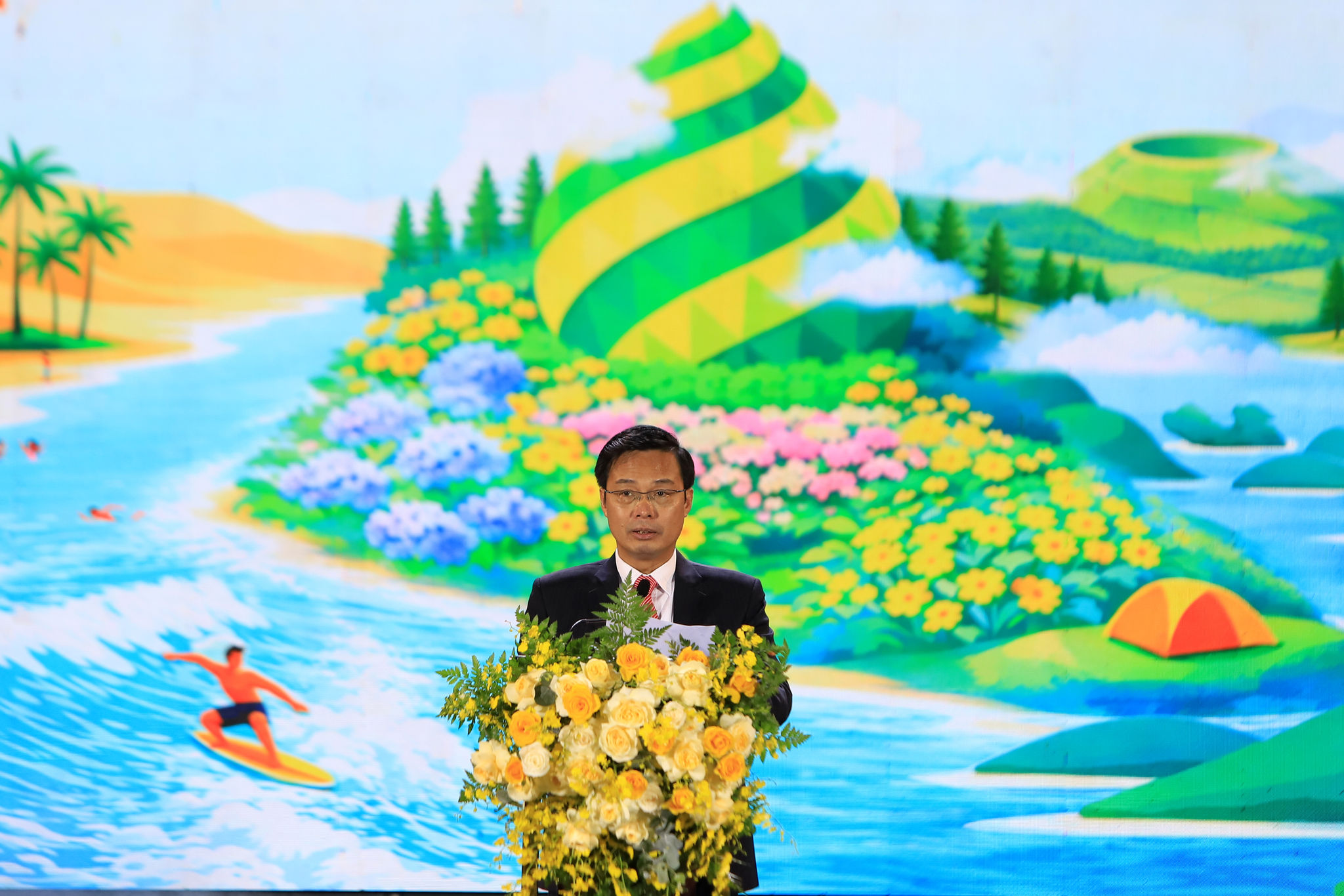 Đồng chí Đinh Văn Tuấn, Phó Chủ tịch UBND tỉnh lên phát biểu bế mạc Chuỗi hoạt động “Chào mùa du lịch hè năm 2026”