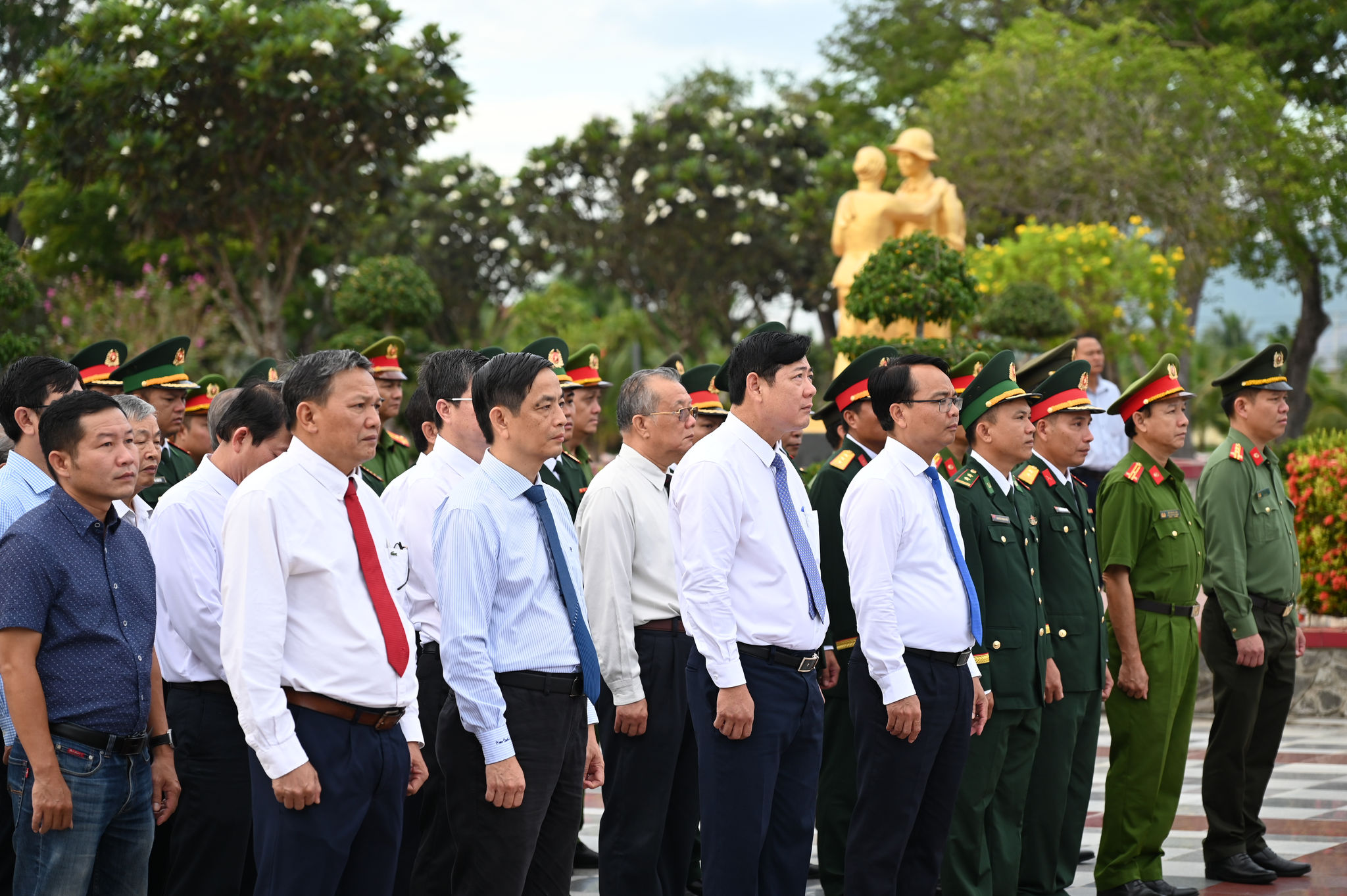 Các đại biểu viếng nghĩa trang Liệt sĩ Bình Thuận