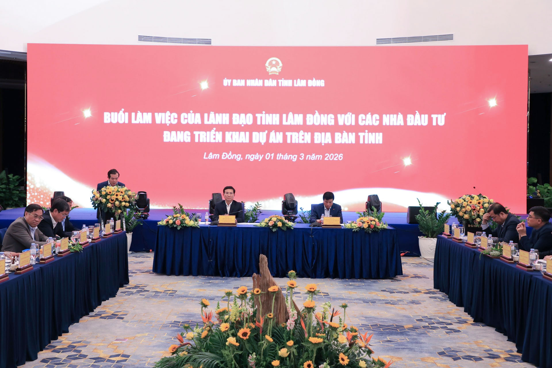 cac-nha-dau-tu-trao-doi-tinh-hinh-dau-tu-cac-du-an-tren-dia-ban-lam-dong-1-(1).jpg