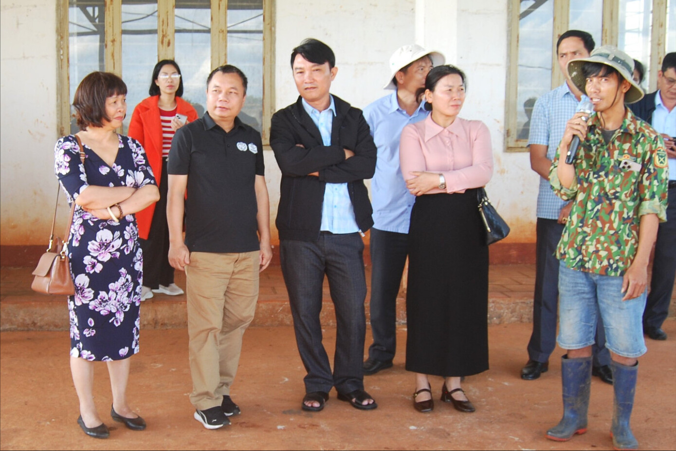 chu-mo-hinh-tran-van-tan-thu-nhat-ben-phai-chia-se-voi-cac-khuyen-nong-vien-quoc-gia-ve-ket-qua-chuan-hoa-khu-vuon-chanh-leo.jpg