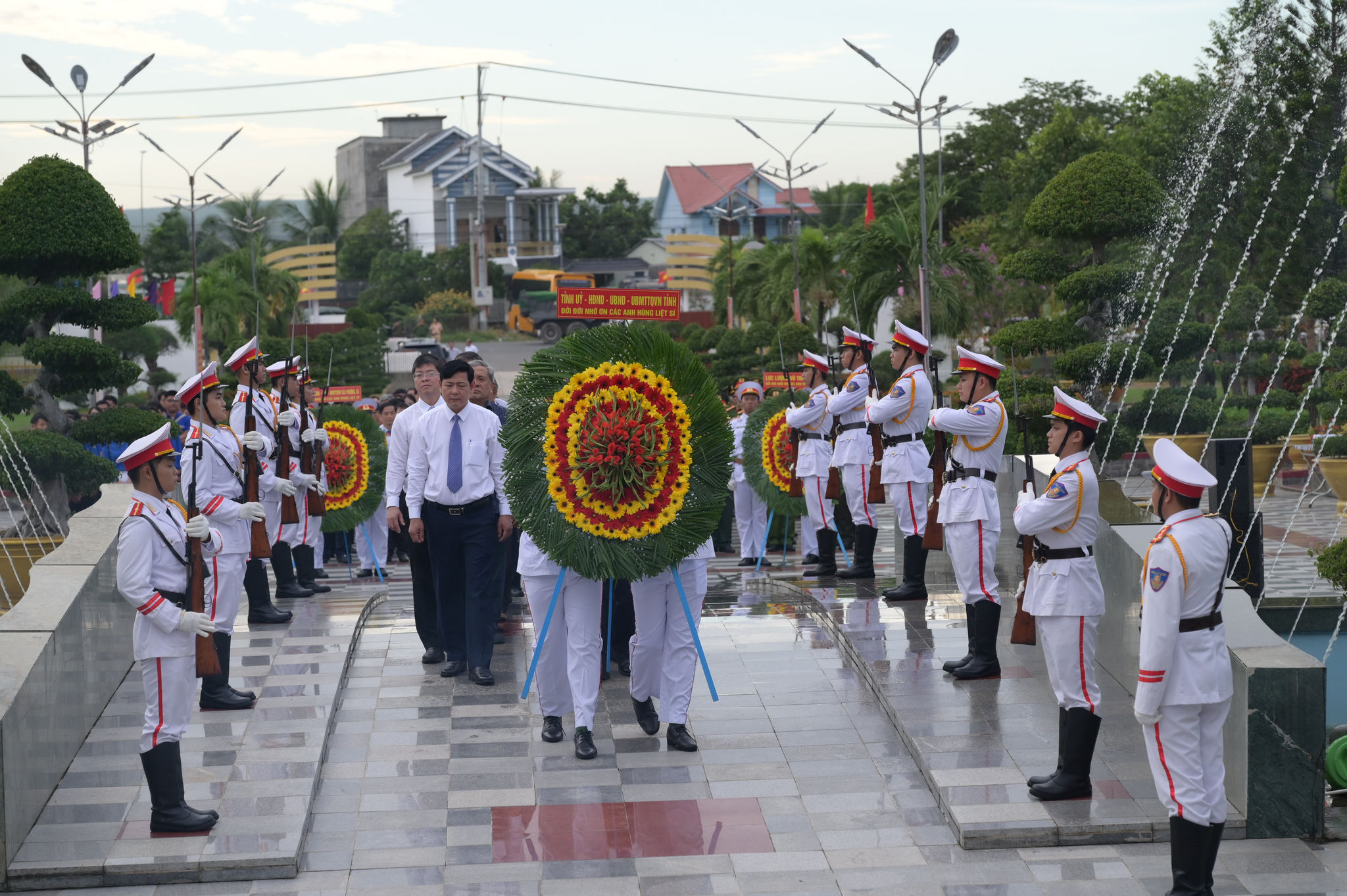 Đoàn lãnh đạo tỉnh dâng hoa