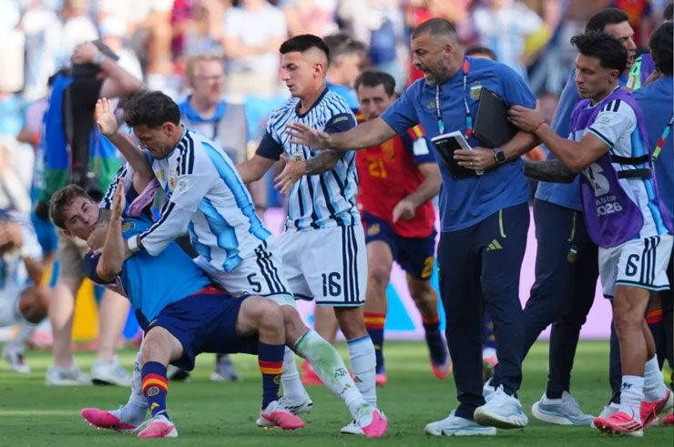 Tình huống xô xát căng thẳng giữa cầu thủ hai đội tại chung kết World Cup