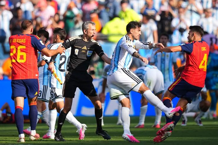 Án treo giò của Leandro Paredes được áp dụng trong cả các trận giao hữu lẫn chính thức