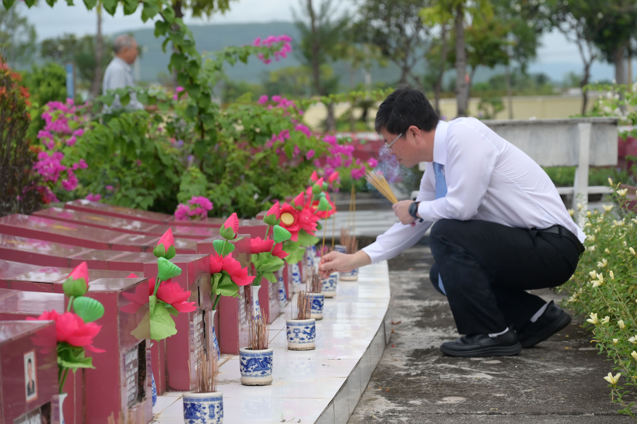 Nguyễn Hồng Hải thắp hương