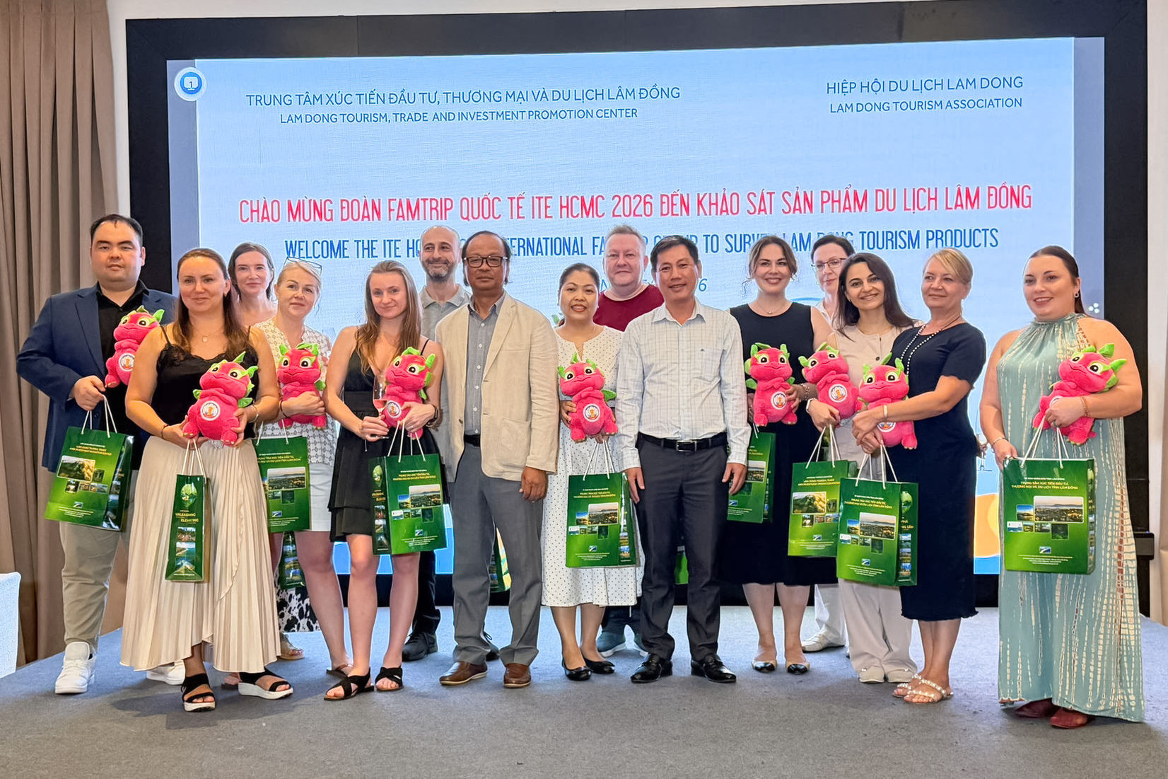 Những món quà lưu niệm hình trái thanh long được Trung tâm Xúc tiến Đầu tư, Thương mại và Du lịch tỉnh và Hiệp hội Du lịch tỉnh tặng cho đoàn khách đến từ Nga