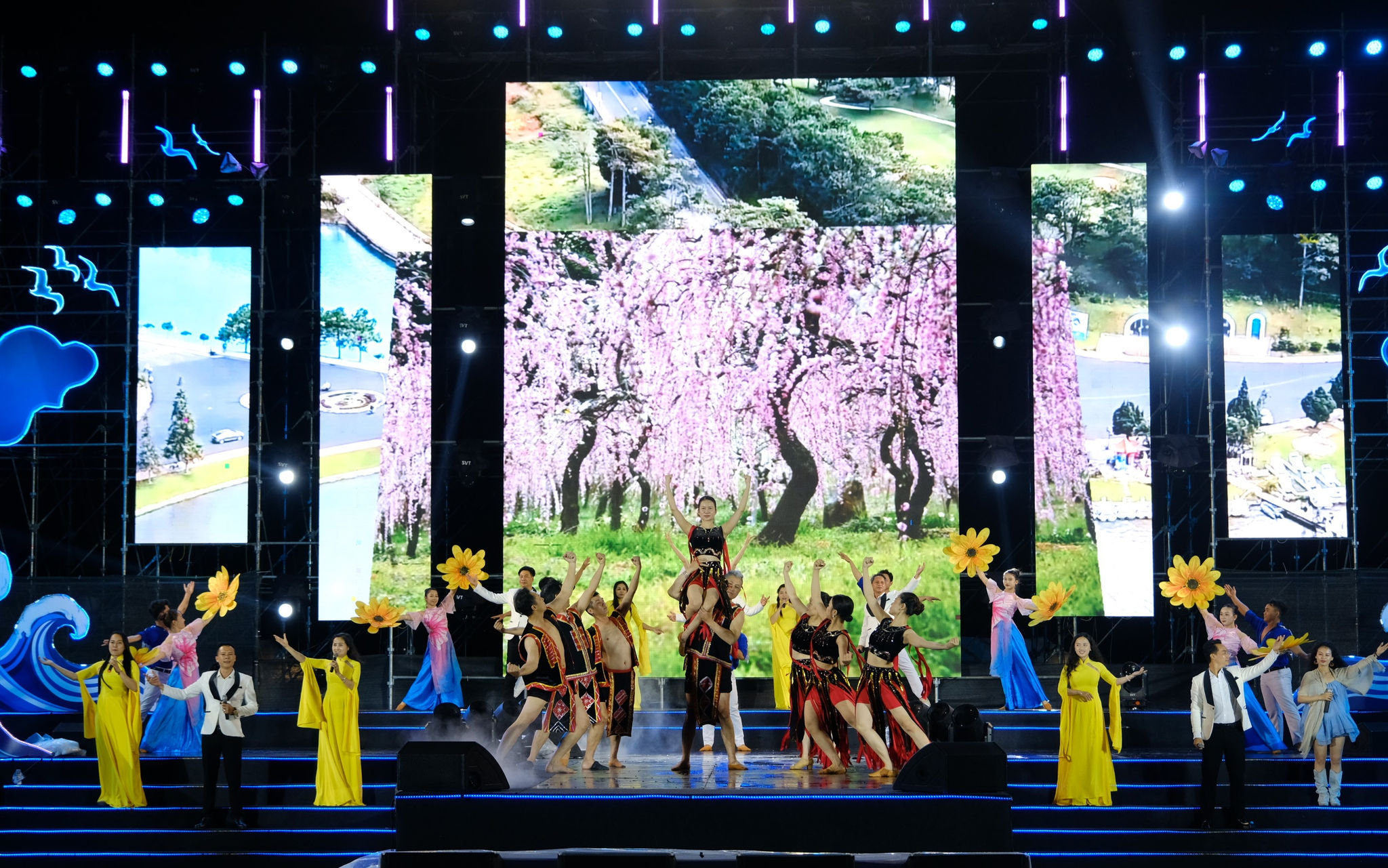 tiet-muc-do-cac-nghe-si-nha-hat-nghe-thuat-lam-dong-bieu-dien.jpg