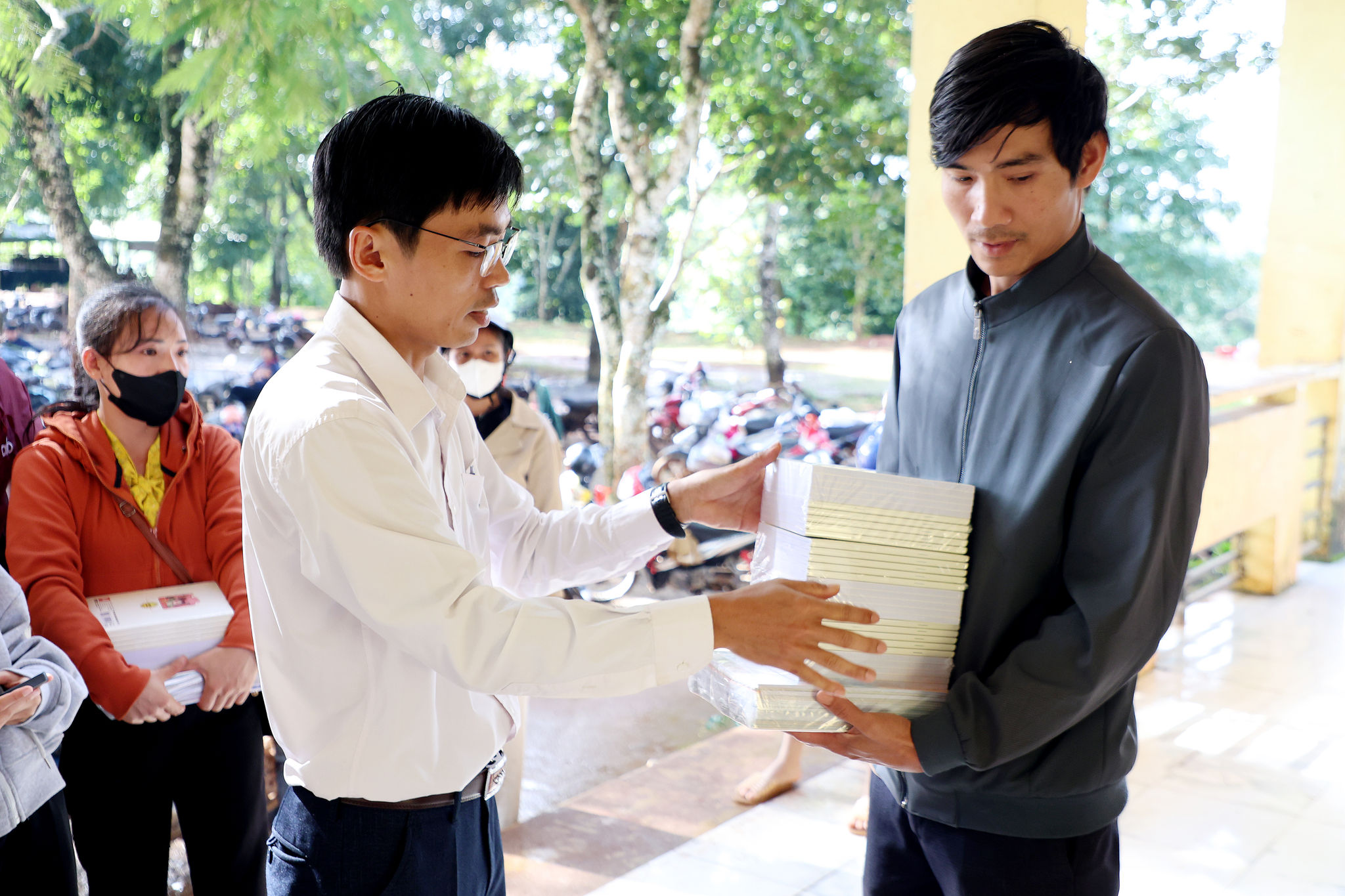 Học sinh trường nội trú khu vực biên giới được cấp miễn phí sách giáo khoa, đồ dùng học tập