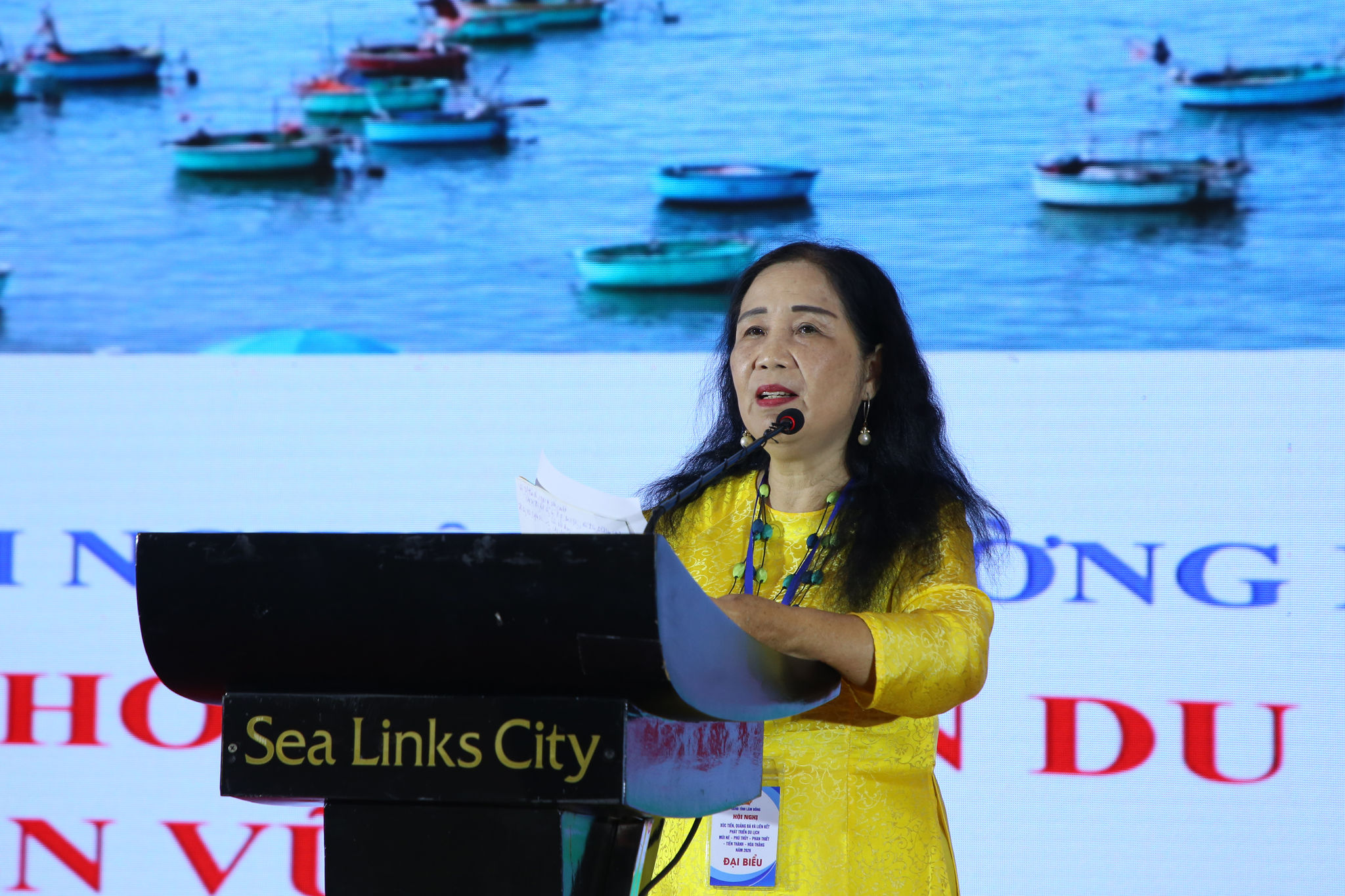 Tiến sĩ La Nữ Ánh Vân - Phó Trưởng Khoa Du lịch - Trường Đại học Phan Thiết trình bày về chủ đề “Mũi Né – Từ điểm đến đến không gian du lịch liên kết, phát triển bền vững”.