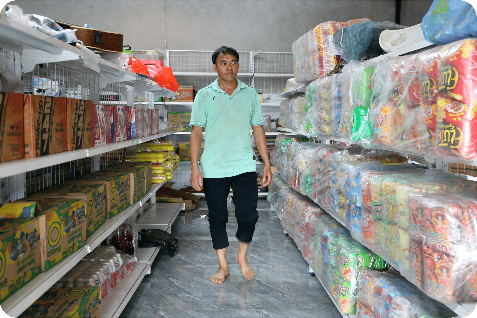 anh-sung-a-tua-trong-cua-hang-tap-hoa-cua-gia-dinh-minh.png
