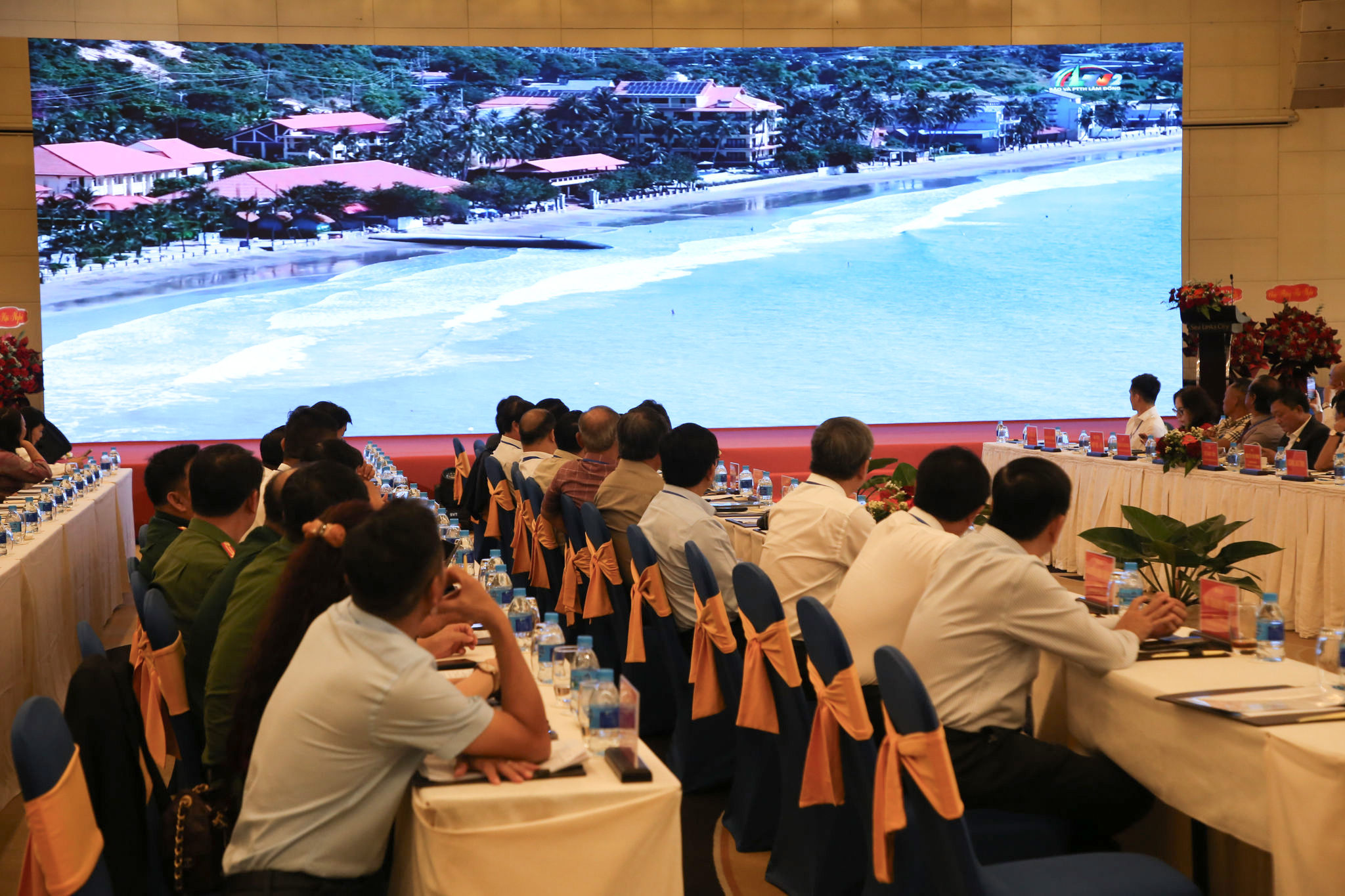 cac-dai-bieu-xem-clip-gioi-thieu-tiem-nang-du-lich-cua-cac-dia-phuong(1).jpg