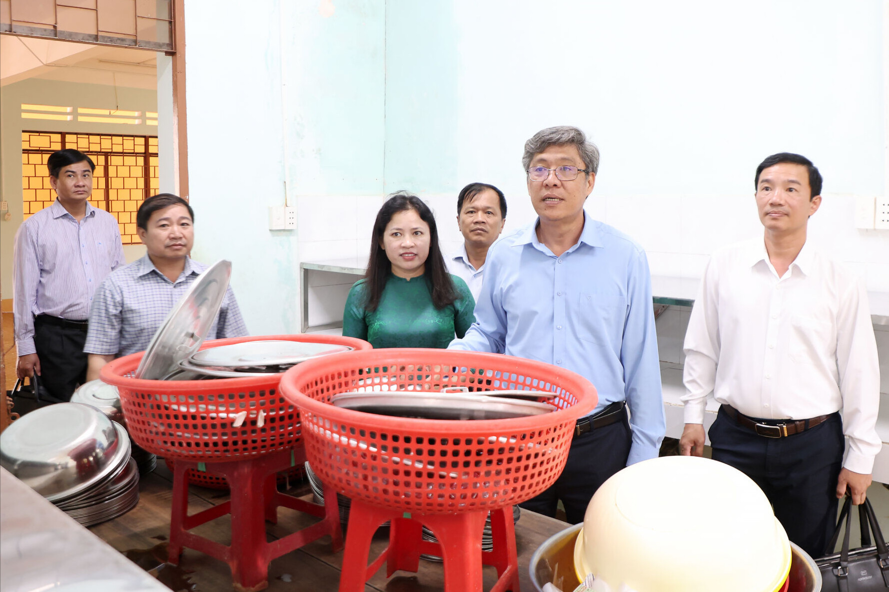 Đồng chí Nguyễn Minh kiểm tra cơ sở vật chất trước thềm năm học mới tại Trường THPT DTNT N'Trang Lơng, phường Đông Gia Nghĩabb