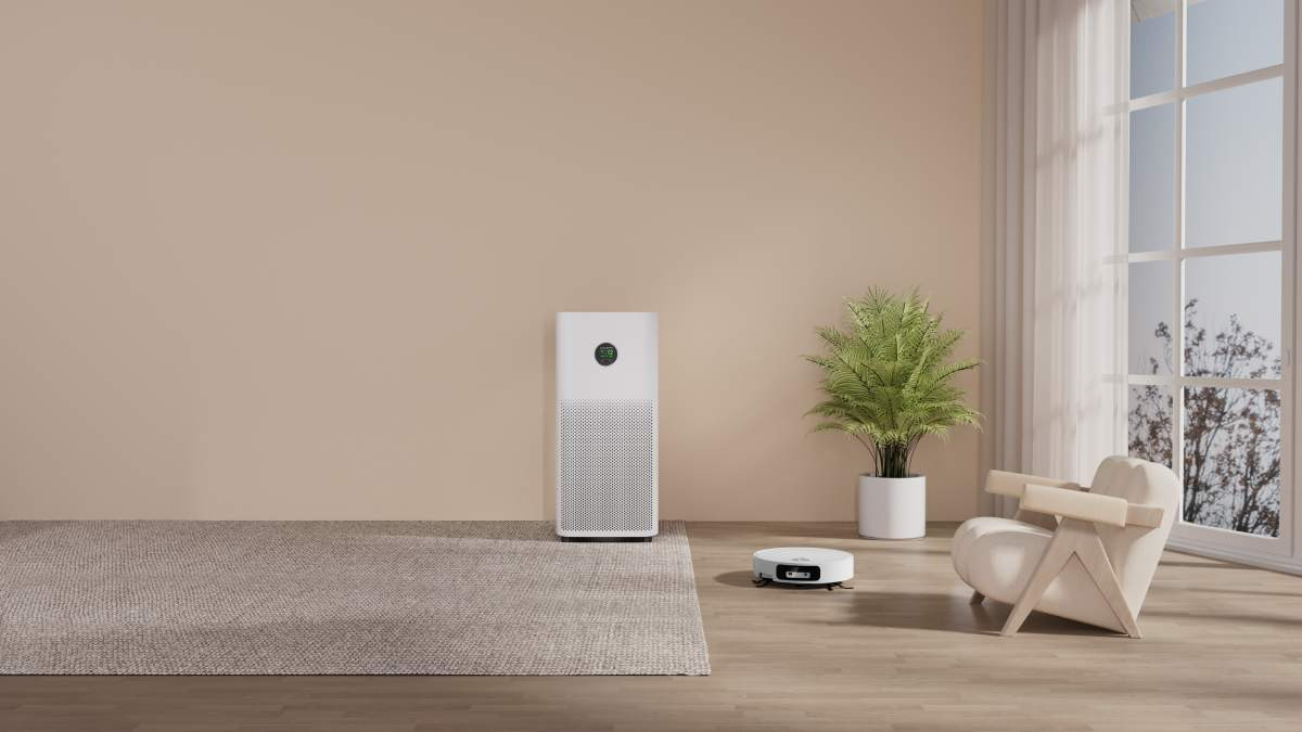 Kỹ thuật viên thực hiện kiểm tra và sửa chữa robot hút bụi Xiaomi