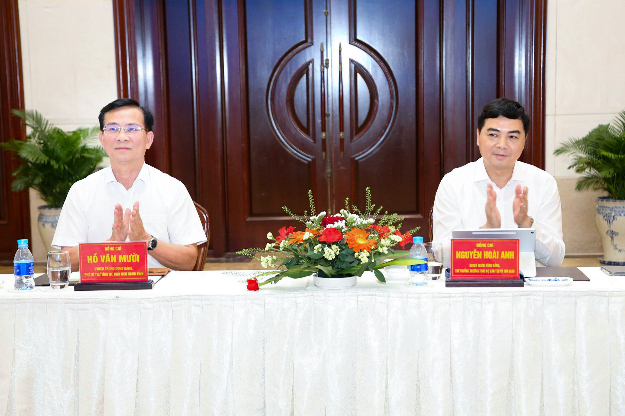 n-giao-ve-phia-dia-phuong-co-cac-dong-chi-ho-van-muoi-uy-vien-ban-chap-hanh-trung-uong-dang-pho-bi-thu-tinh-uy-chu-tich-ubnd(3).jpg