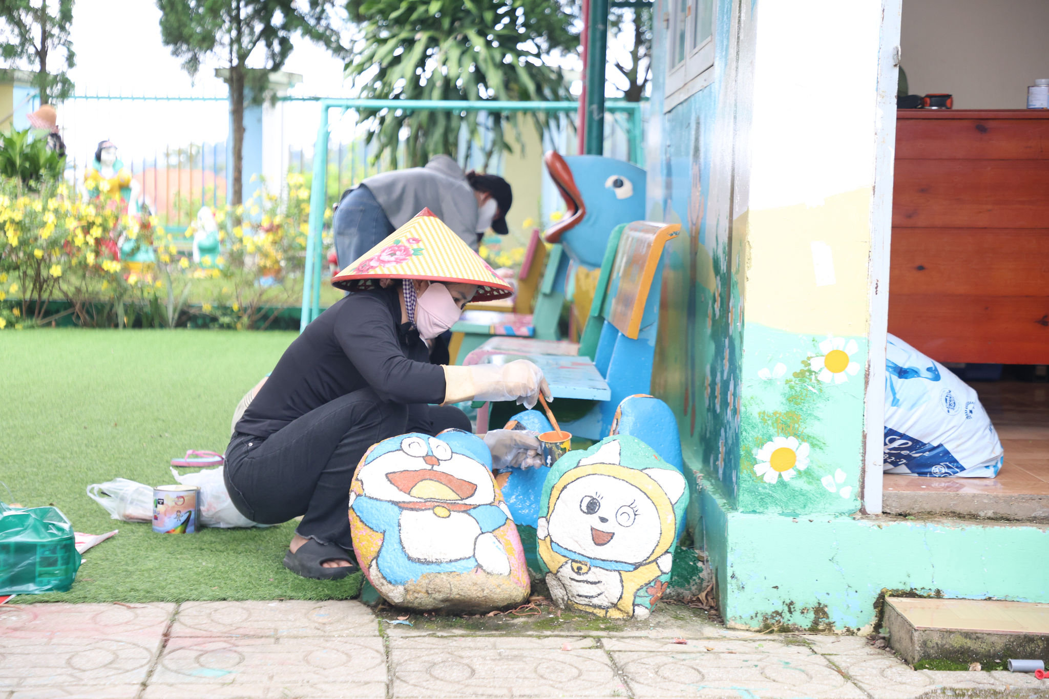 Trang trí, kẻ vẽ ghế ngồi, sân chơi tại Trường Mầm non Bằng Lăng, xã Đam Rông 2 b