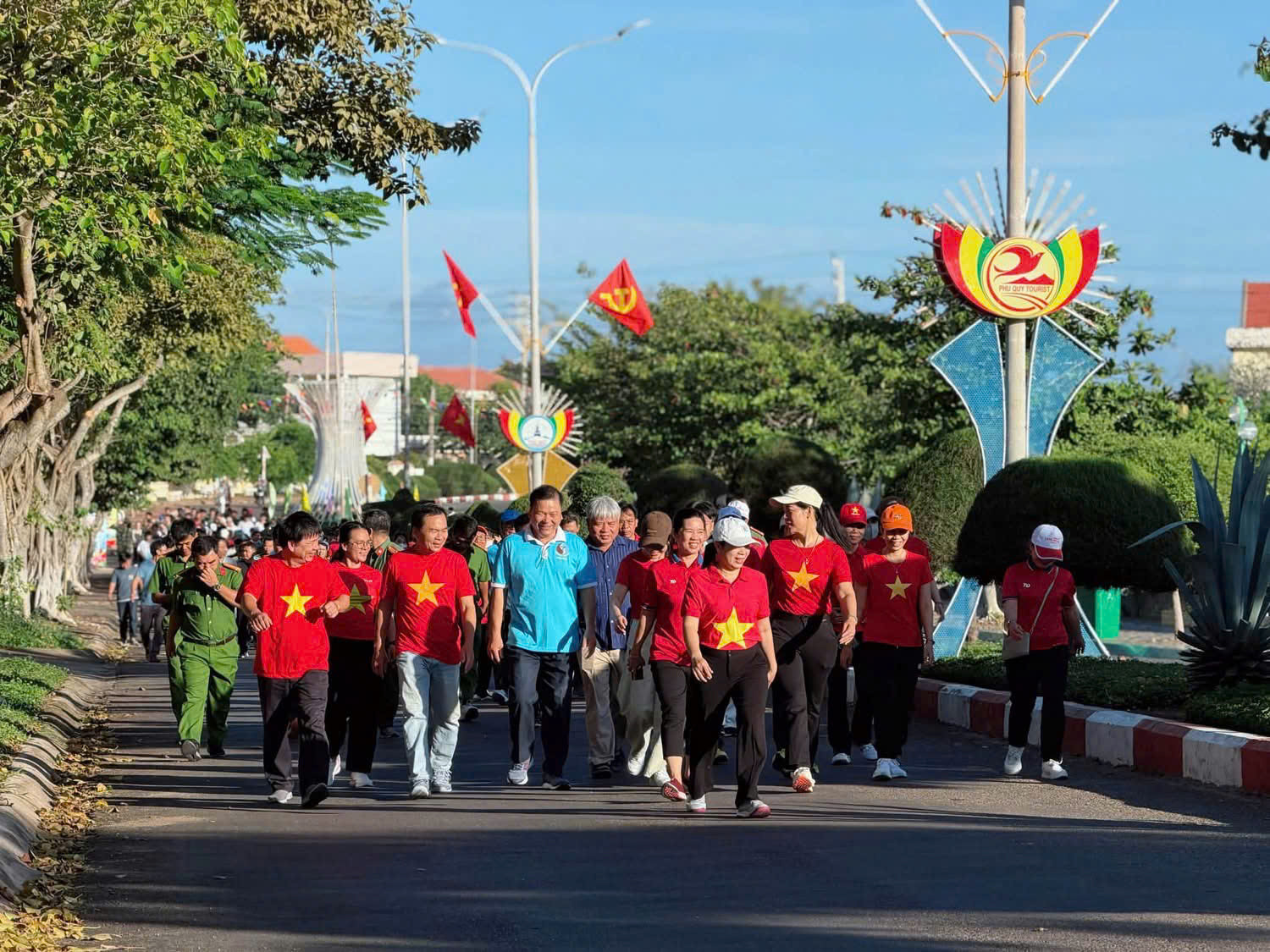 Người dân đặc khu Phú Quý tham gia Chương trình đi bộ “Cùng Việt Nam tiến bước” năm 2026 (2)