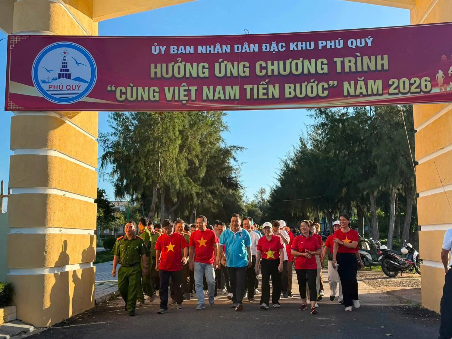 Người dân đặc khu Phú Quý tham gia Chương trình đi bộ “Cùng Việt Nam tiến bước” năm 2026 (3)
