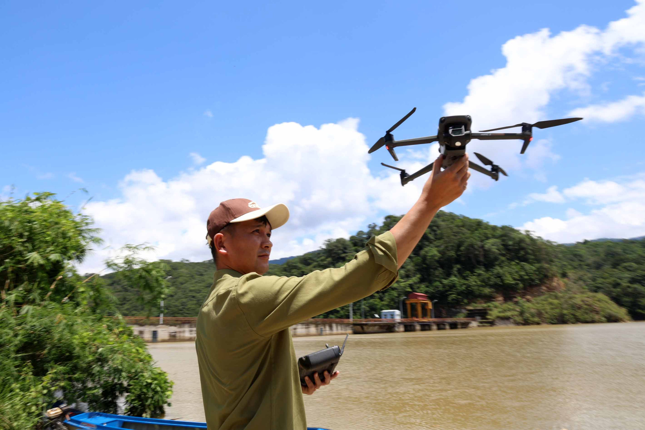 Dùng thiết bị flycam để kiểm tra các khu vực rừng giáp ranh trong những ngày nghỉ lễ Quốc khánh 2/9.