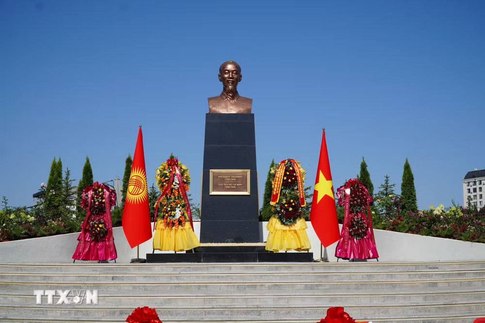 Tượng đài Hồ Chí Minh đặt tại khu phức hợp Royal Central Park ở thủ đô Bishkek. (Ảnh: Tâm Hằng/TTXVN) ttxvn-vna-potal-pho-chu-tich-nuoc-vo-thi-anh-xuan-du-khanh-thanh-tuong-dai-ho-chi-minh-tai-bishkek-8995103.jpg