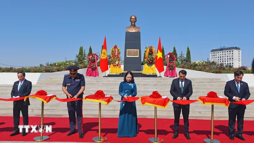 Phó Chủ tịch nước Võ Thị Ánh Xuân và các đại biểu thực hiện nghi thức cắt băng khánh thành Tượng đài Hồ Chí Minh. (Ảnh: Tâm Hằng/TTXVN)