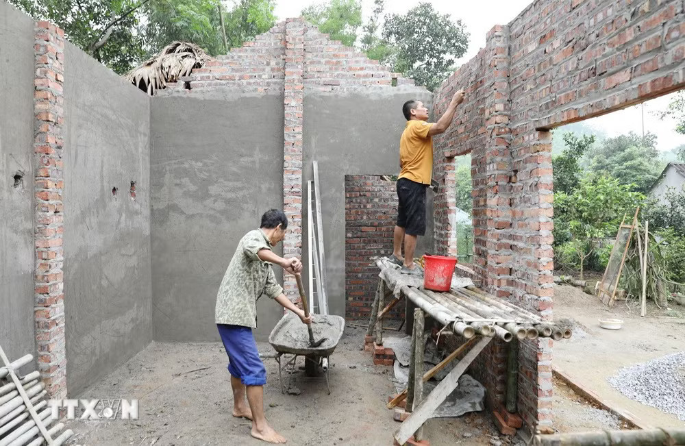 Hỗ trợ hộ nghèo xóa nhà dột nát tại xã Ôn Lương, huyện Phú Lương. (Ảnh: Hoàng Nguyên/TTXVN) ttxvn-xoa-nha-dot-nat.jpg