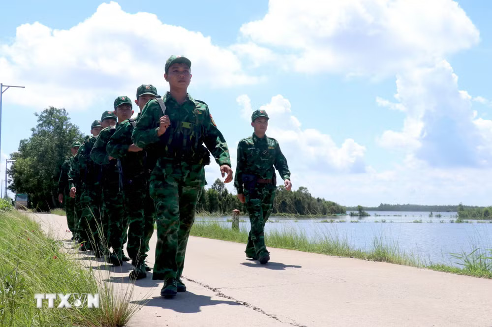 Hàng ngày, cán bộ, chiến sỹ Đồn biên phòng Mỹ Thạnh Tây, Bộ chỉ huy Bộ đội Biên phòng Long An đều tổ chức tuần tra, kiểm soát chặt chẽ tuyến biên giới dài gần 11,3km được giao quản lý. (Ảnh: Bùi Giang/TTXVN) ttxvn-bo-doi-bien-phong-long-an.jpg