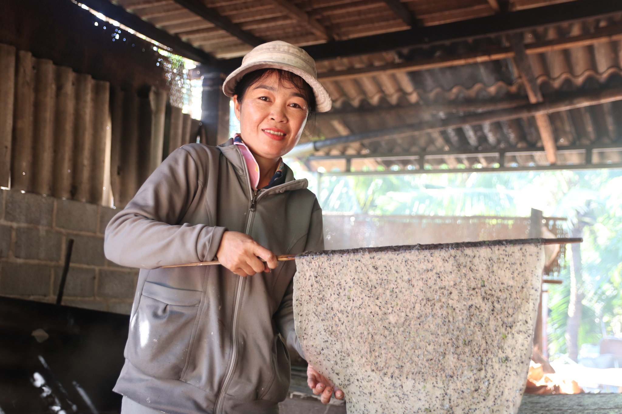 Chị Nguyễn Thị Kim Quyên giữ nghề làm bánh tráng ở Mũi Né