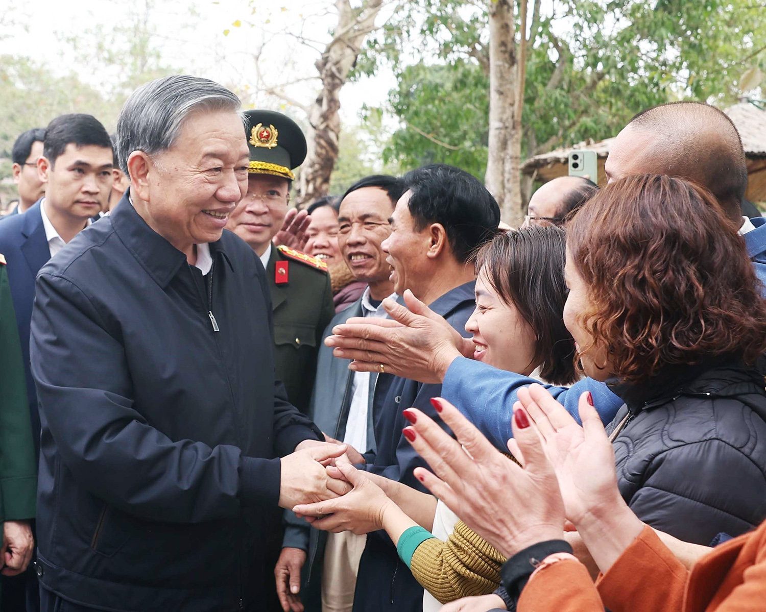 Tổng Bí thư, Chủ tịch nước Tô Lâm thăm hỏi người dân tại Khu Di tích lịch sử quốc gia đặc biệt Đền Hùng