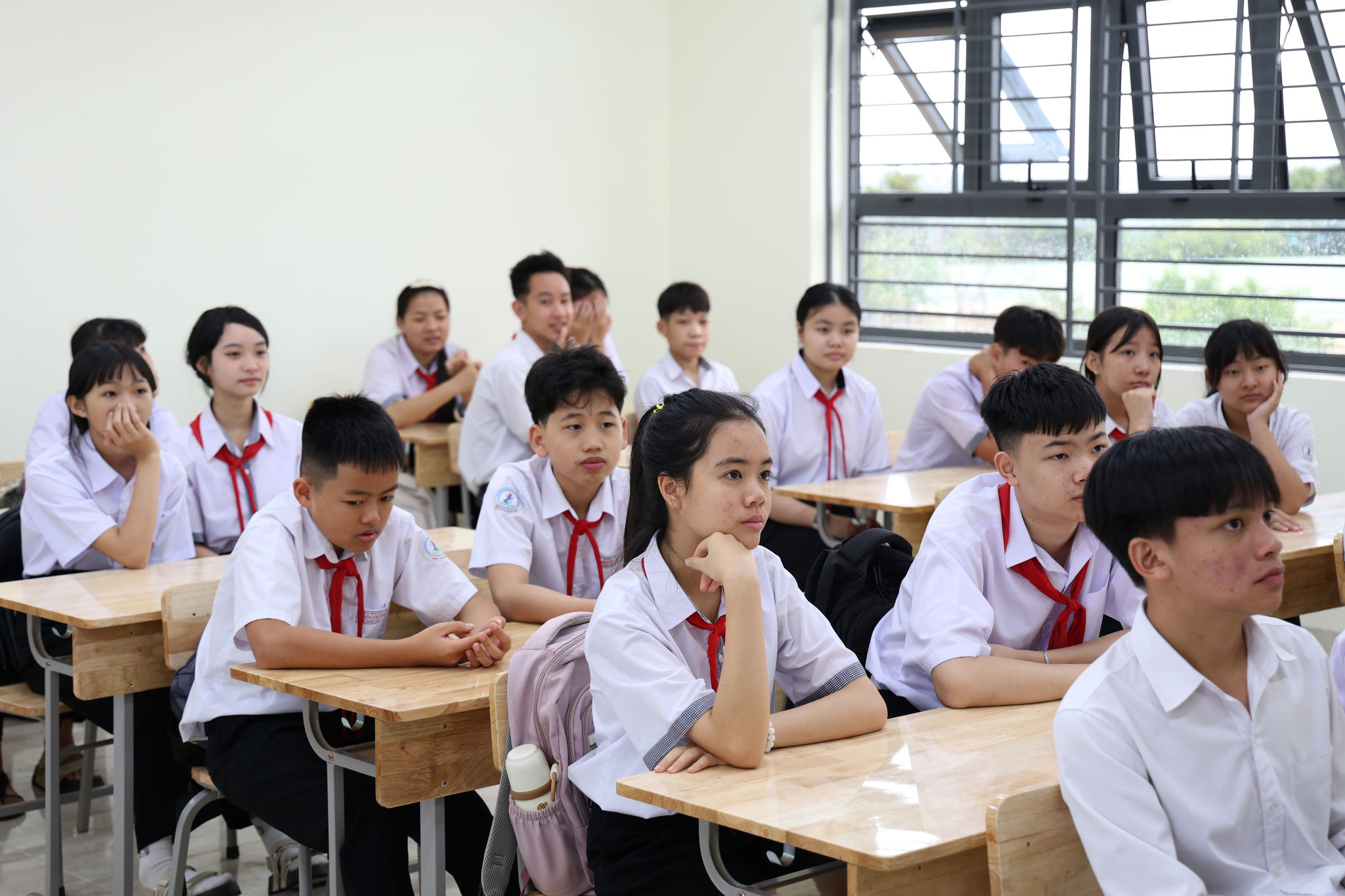 Học sinh được học tập trong không gian tiêu chuẩn, đầy đủ các thiết bị dạy học hiện đại