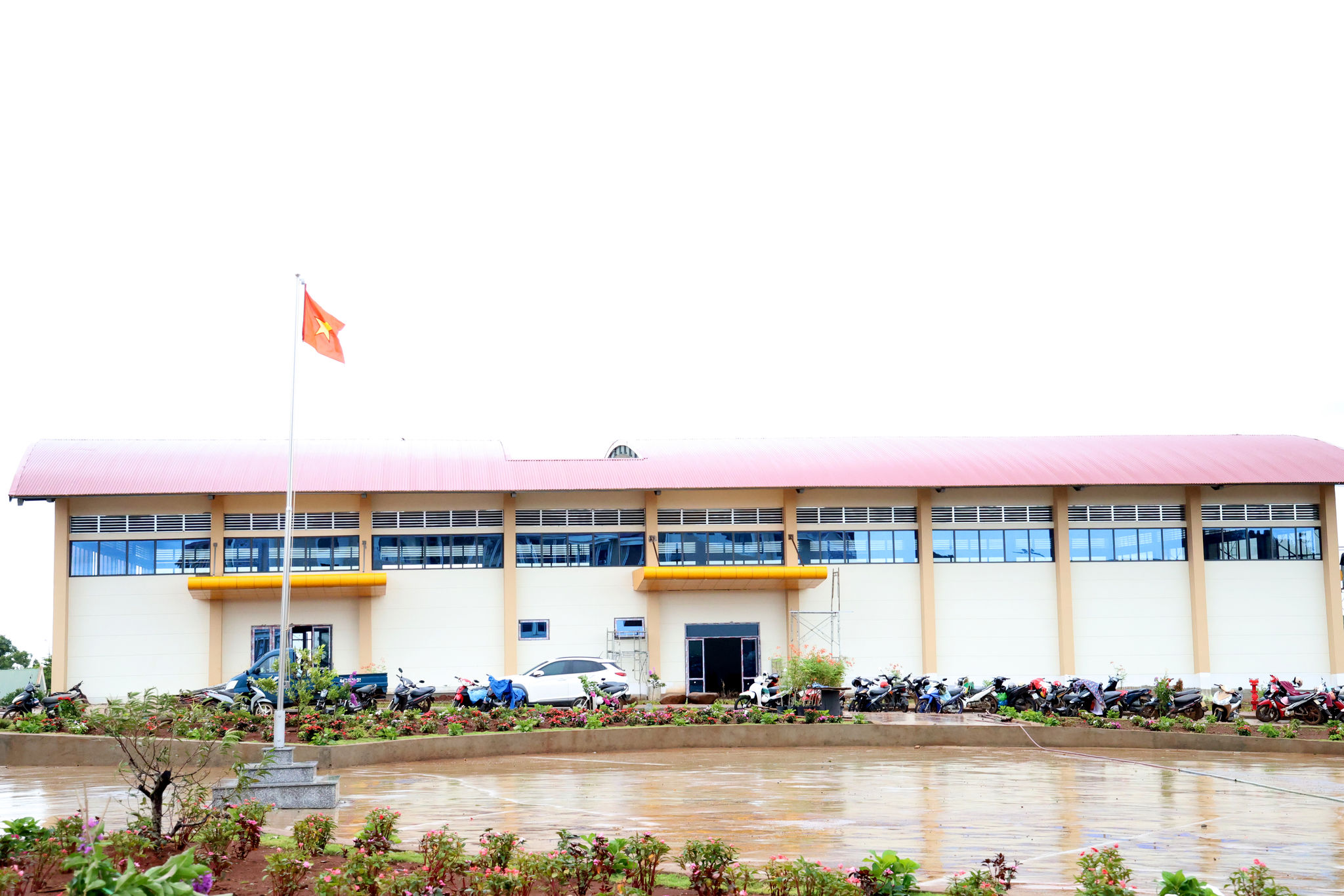 Khu nhà đa năng với không gian rộng, phục vụ các hoạt động thể dục, thể thao của nhà trường