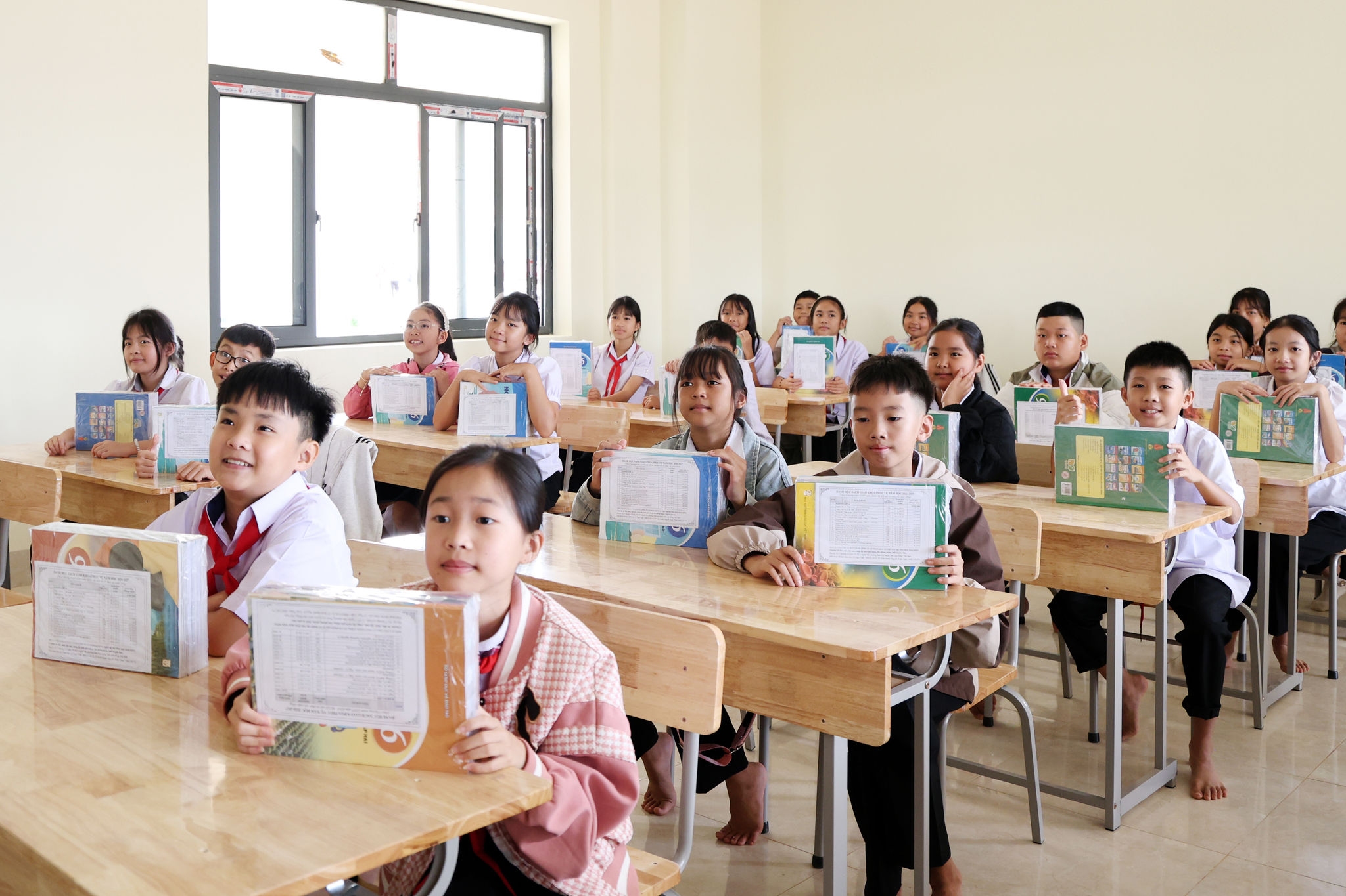 Năm học 2026 – 2027 cũng là năm đầu tiên tỉnh Lâm Đồng cấp phát sách giáo khoa miễn phí cho học sinh trường nội trú liên cấp khu vực biên giới.