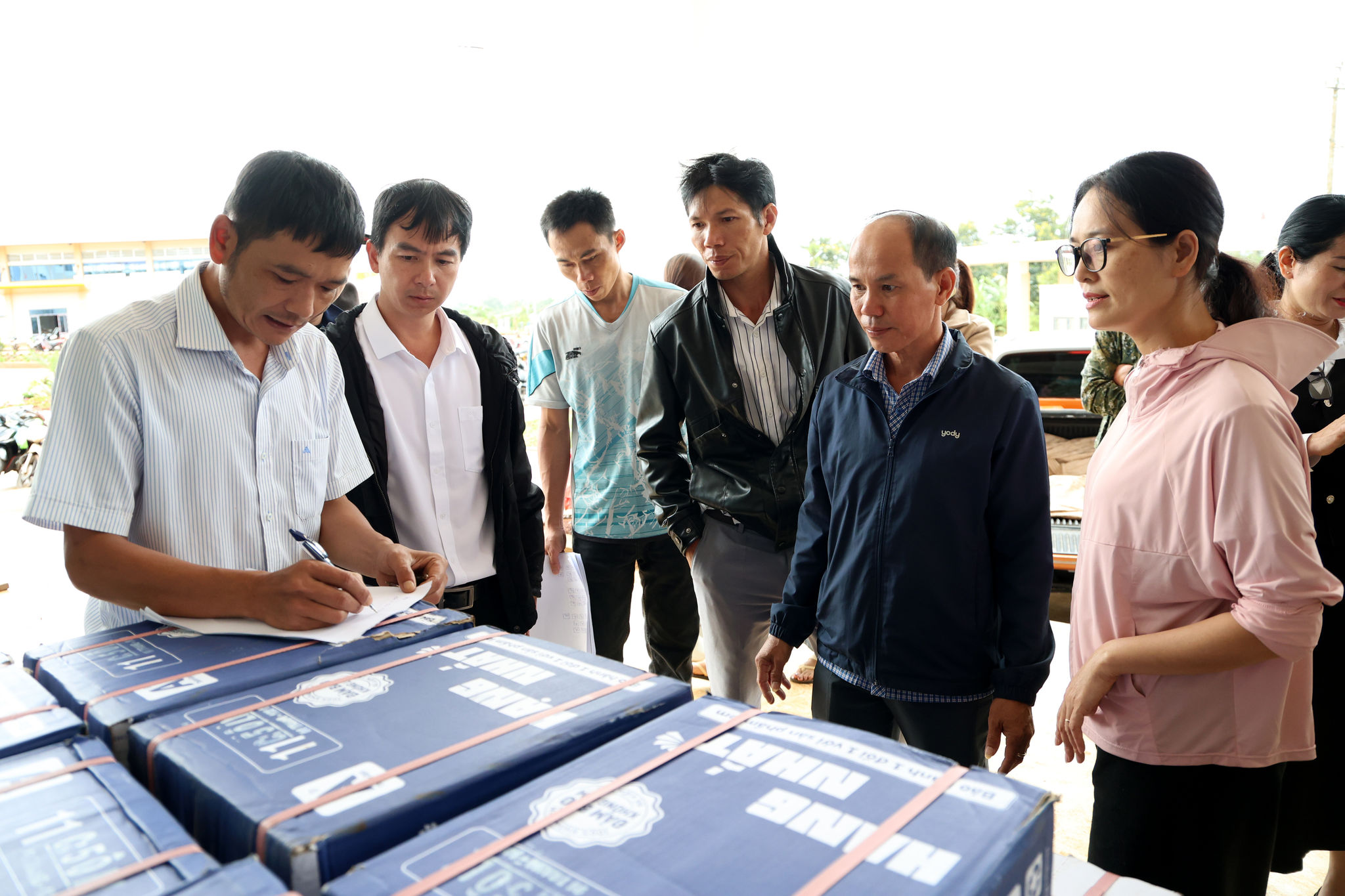 Năm học 2026 – 2027 cũng là năm đầu tiên tỉnh Lâm Đồng cấp phát sách giáo khoa miễn phí cho học sinh trường nội trú liên cấp khu vực biên giới. 