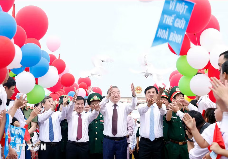 wgtkcznt1da0fyswa_elmsgpagw1zoillwq0vkdqdzym-_ttxvn-tong-bi-thu-chu-tich-nuoc-du-le-thuong-co-thong-nhat-non-song-4.jpg.avif.jpg