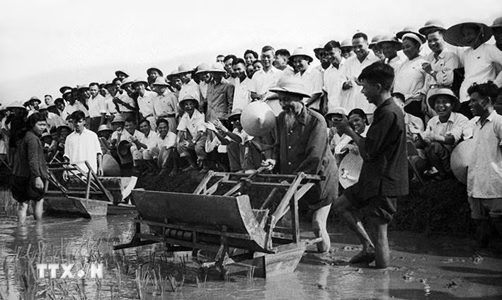 ttxvn-1405-chu-tich-ho-chi-minh-tinh-yeu-bao-la-nhan-dan-28.jpg